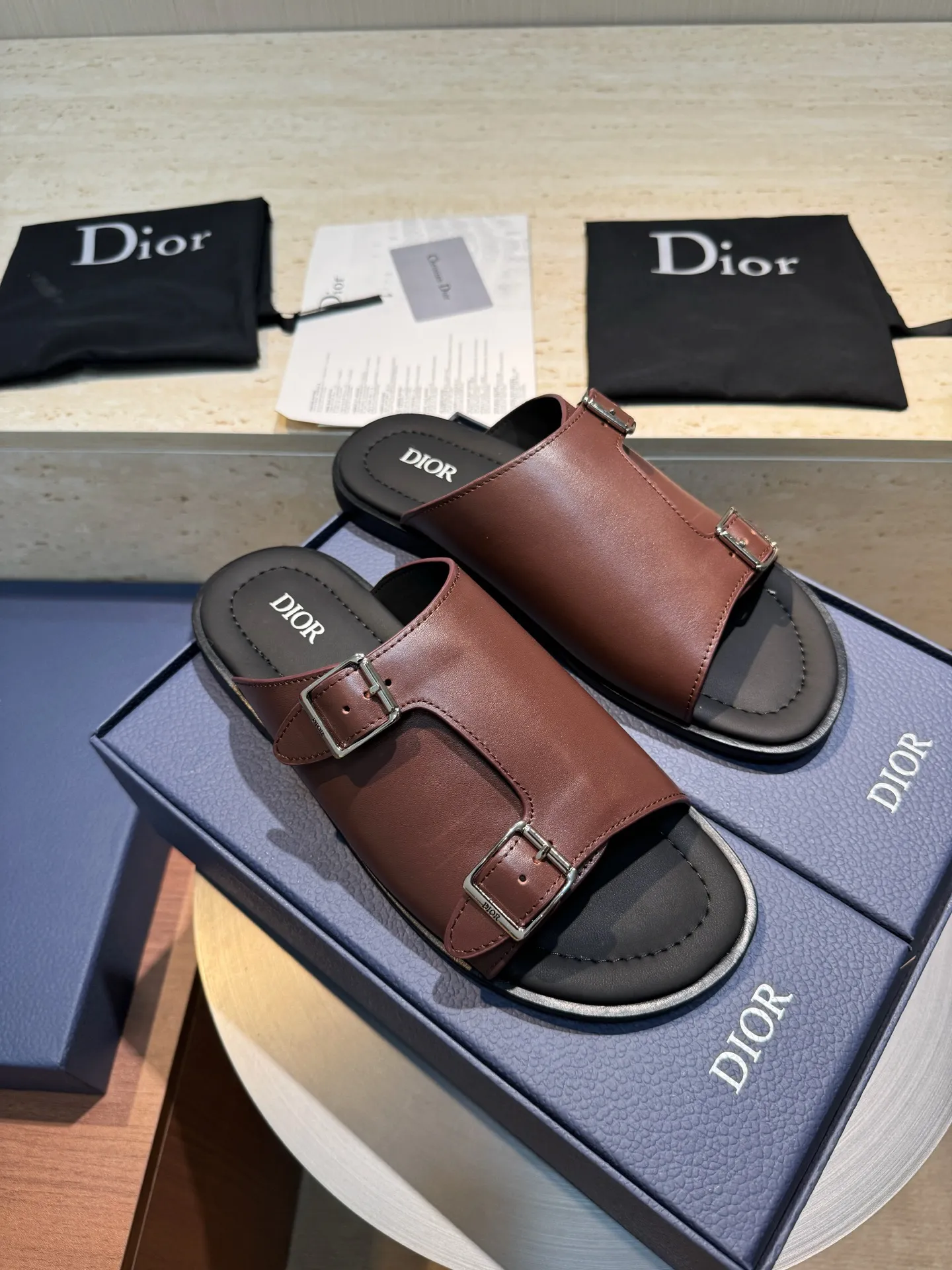 [Dior] Top P: 560💰 -Size: 39-44 (38, 45 custom-made) Dior Dior Alias ​​men's leather slippers This Alias ​​sandal is a new summer product, showing a casual and elegant style. Carefully crafted from grained cow leather and Oblique printed fabric, with cowhide lining! Cross-strap design with metal-clad brass CD Diamond logo. The imported cowhide leather and rubber sole adds sophistication and comfort, while Oblique print-effect anti-slip panels add style.